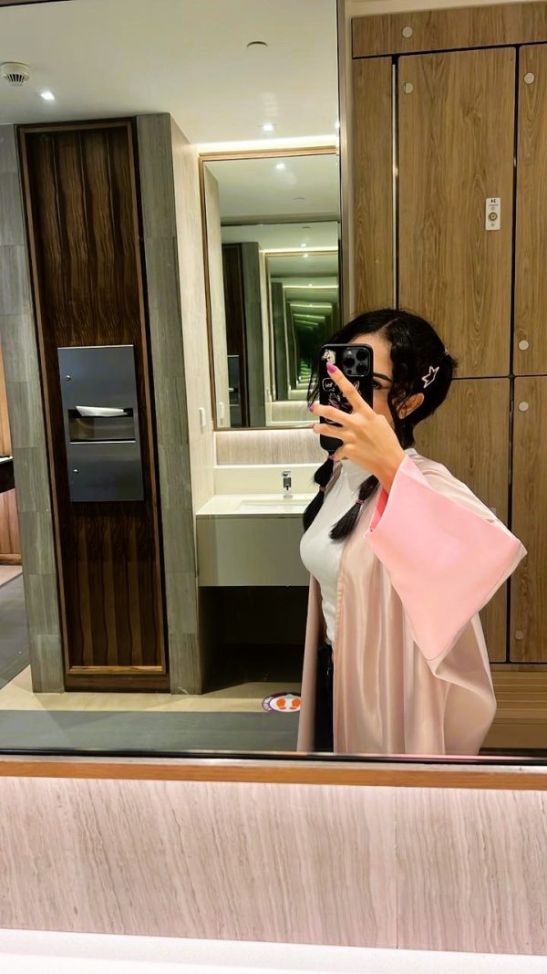 عباية وردية أنثوية